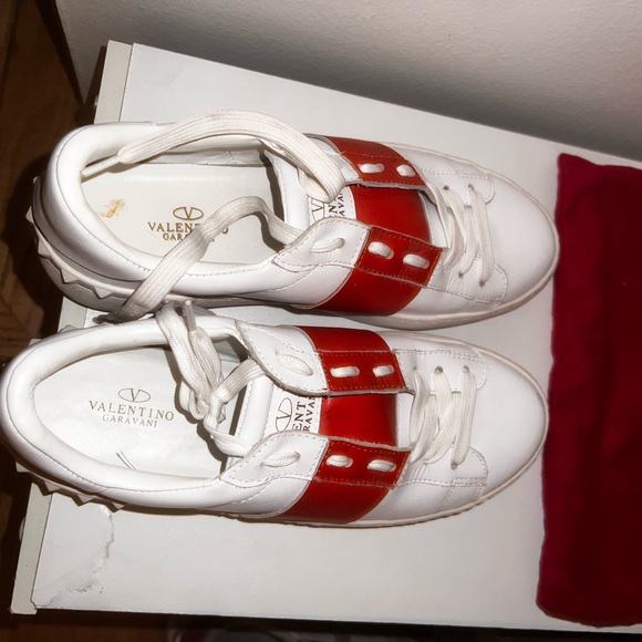 VALENTINO WHITE AND RED VALENTINO GARAVANI ROCKSTUD OPEN SNEAKERS - Picture 3 of 5